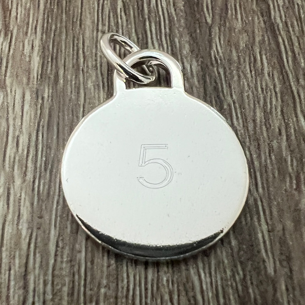 Round charm #5‎